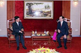 Top Lao leader meets with former Vietnamese Presidents